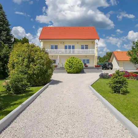 Apartament Auf Grossem Gartengrundstueck By Interhome