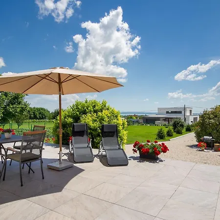 Apartament Auf Grossem Gartengrundstueck By Interhome *